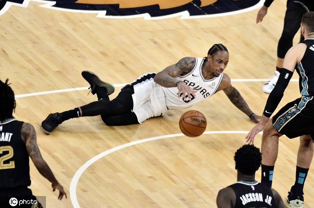 塞维利亚发布备战花絮,窗口期手感冰凉,德国杯任务艰巨,临场指挥获称赞(巴萨vs塞维利亚比分预测分析) 塞维利亚发布备战花絮,窗口期手感冰凉,德国杯任务艰巨,临场指挥获称赞(巴萨vs塞维利亚比分预测分析)