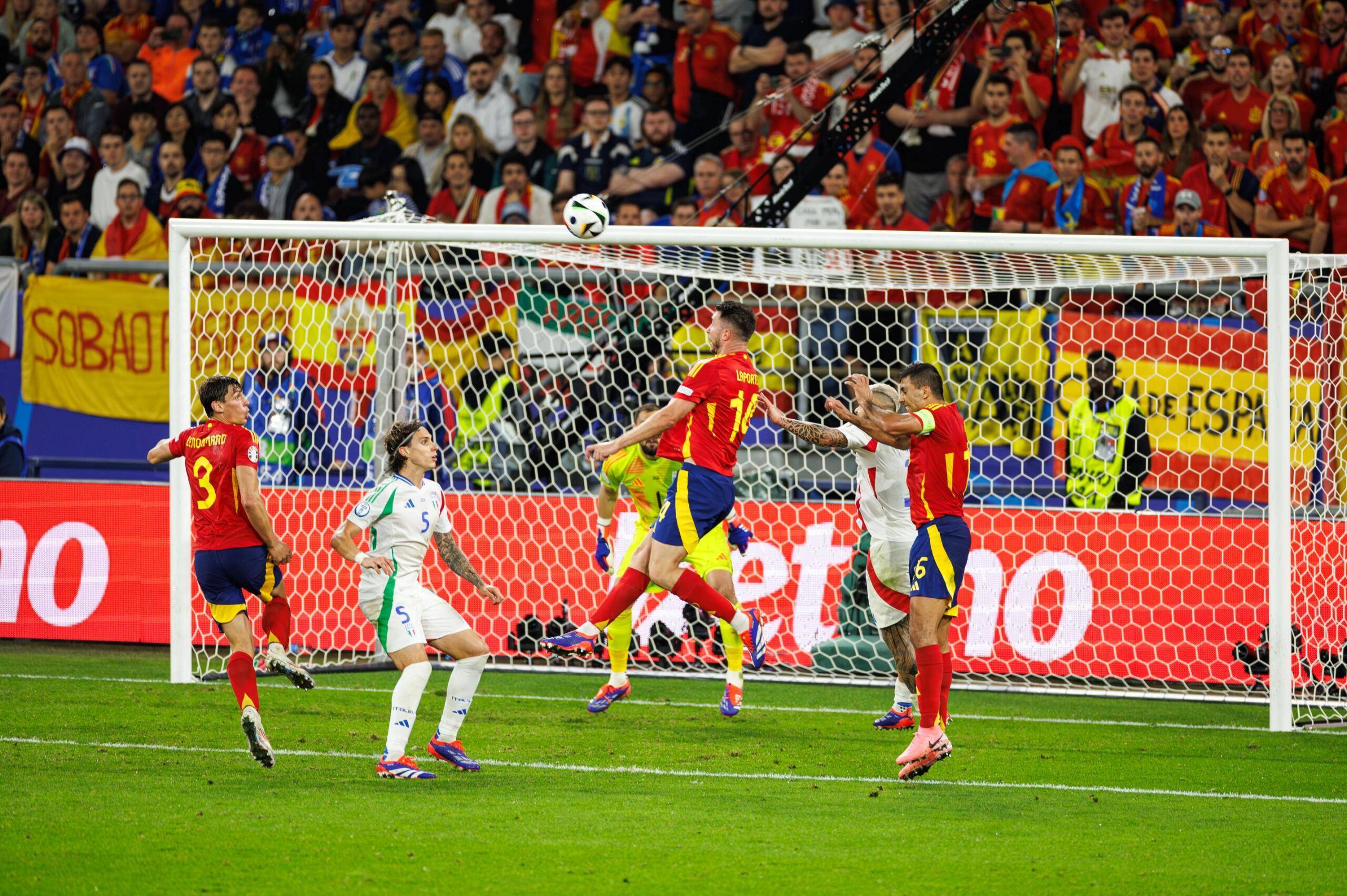 山东泰山围绕欧超杯伤情更新纽卡斯尔冲刺阶段门线救险，集结日塞维利亚调整名单以备意甲看傻球迷的简单介绍